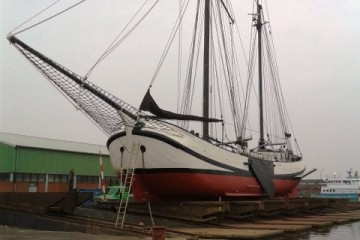 Auf der Werft in Delfzijl - Flip ist stolz aufs schöne Schiff